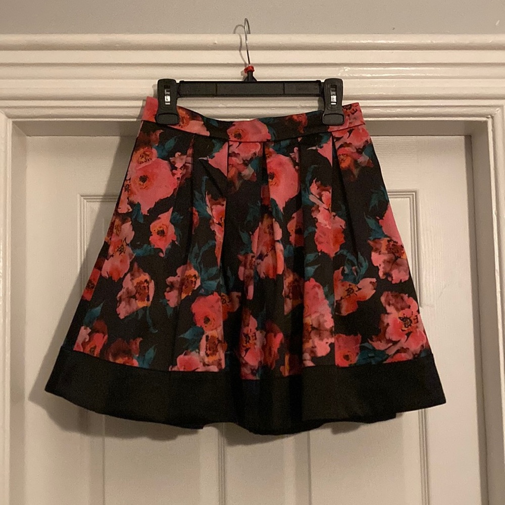 Size 6 floral high waisted skirt. French connection.